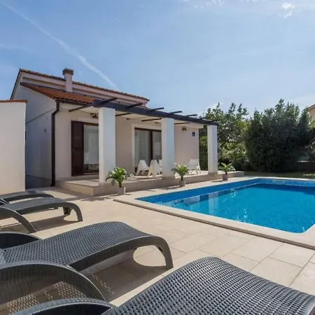 Villa Charming With Pool Near Medulin *