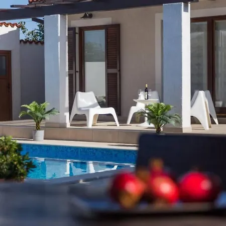 Charming With Pool Near Medulin Šišan