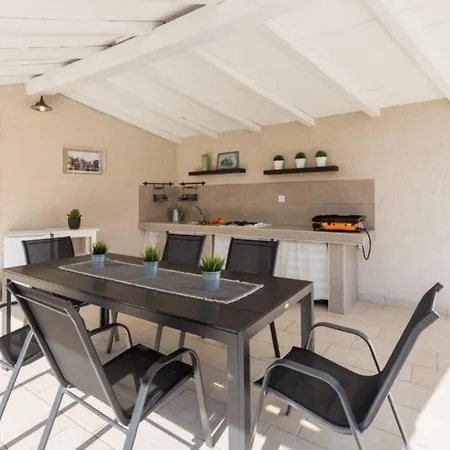 Charming With Pool Near Medulin *