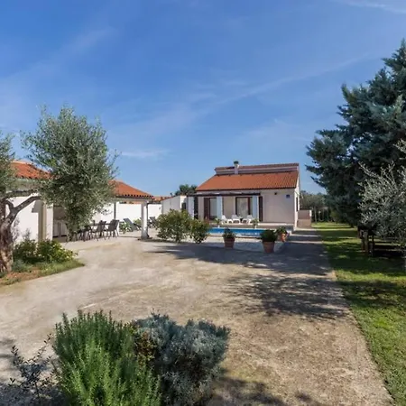 Charming With Pool Near Medulin * Šišan