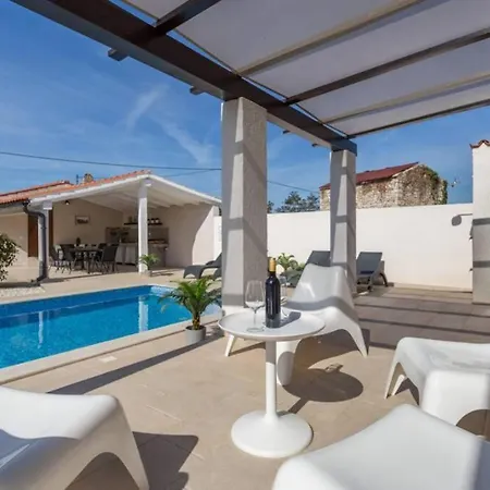 Charming With Pool Near Medulin Villa Šišan
