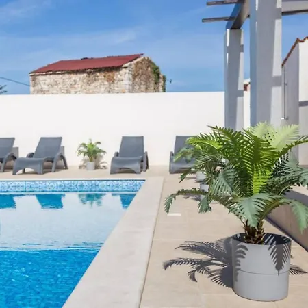 Villa Charming With Pool Near Medulin Šišan