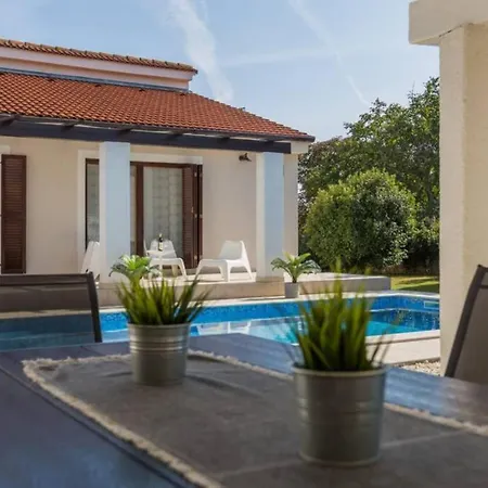 Charming With Pool Near Medulin *