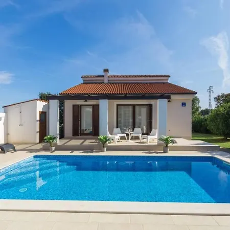 Charming With Pool Near Medulin Sisan