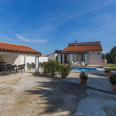 Charming With Pool Near Medulin Вилла *