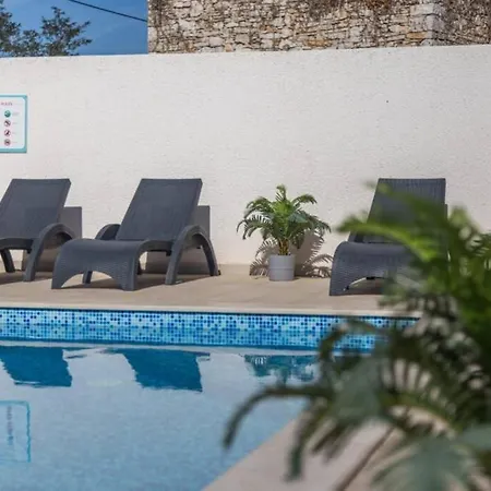 Charming With Pool Near Medulin Вилла *