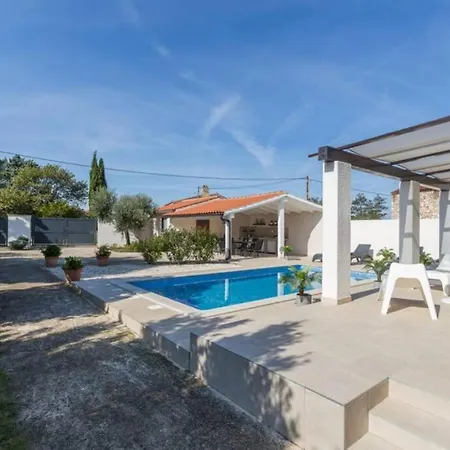 Villa Charming With Pool Near Medulin *
